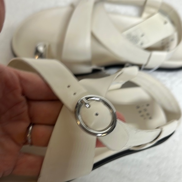 A New Day Cream Sandals with Elegant Design - Picture 9 of 11